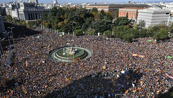 Miles de personas se manifiestan en una protesta contra un proyecto de ley de amnistía para las personas involucradas en el fallido intento de independencia de Cataluña, en Madrid el 18 de noviembre de 2023. (Foto de JAVIER SORIANO / AFP)