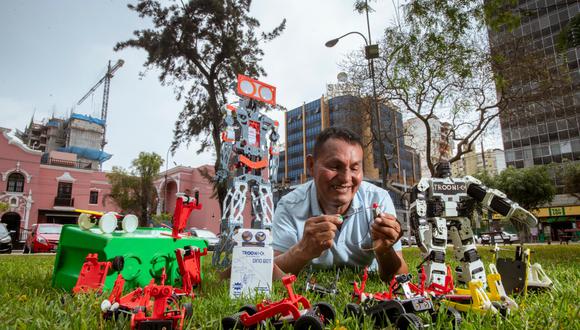 FESTIVAL DE LOS ROBOTS. En 20 años de investigación, Egidio Auccahuaque ha creado diferentes androides educativos, pero es la primera vez que lanza una
línea para comercializar. (Foto: Luis Miranda)