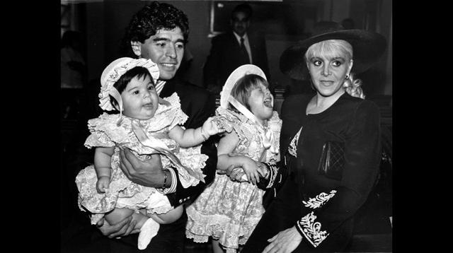 Maradona y Claudia durante el matrimonio civil. Se celebró el mismo día en la mañana. (Foto: Reuters)