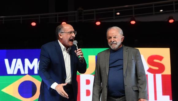 El candidato presidencial Luiz Inácio Lula da Silva, y su candidato a la vicepresidencia, el exgobernador Geraldo Alckmin, participan de un acto político en Brasilia, el 12 de julio de 2022. (Foto de EVARISTO SA / AFP)