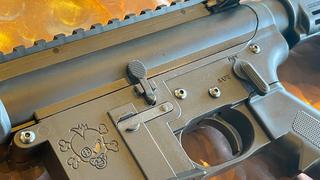 Fabricante de armas presenta un rifle semiautomático para niños en Estados Unidos