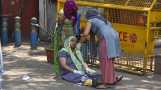 Pacientes de coronavirus buscan en las calles de Nueva Delhi el oxígeno que los mantenga con vida