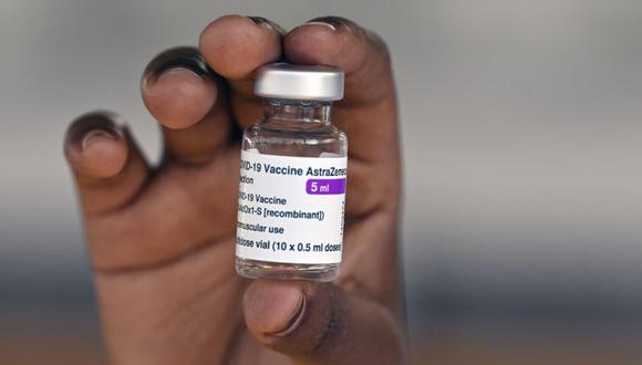 Un trabajador de la salud sostiene un vial usado de la vacuna AstraZeneca / Oxford contra Covid-19. (Foto: AFP / SIMON MAINA).