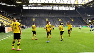 En el regreso de la Bundesliga, Borussia Dortmund vapuleó al Schalke 04 y quedó a un punto del Bayern Múnich