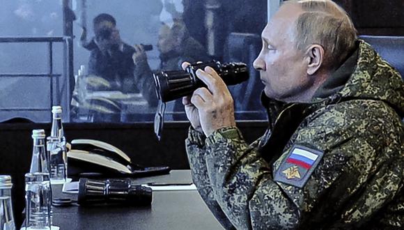 El presidente ruso, Vladimir Putin, observa los ejercicios del puesto de mando estratégico Vostok 2022. (Foto: EFE/EPA/MIKHAEL KLIMENTYEV/SPUTNIK/KREMLIN)