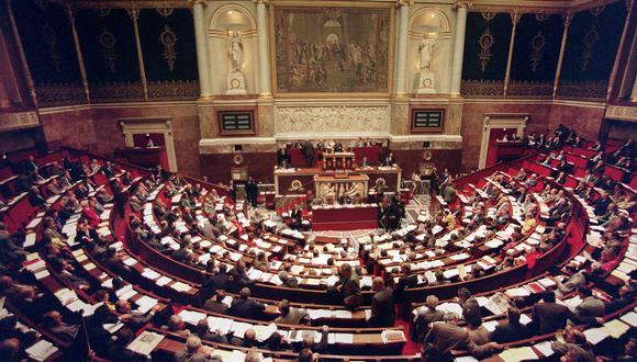 Diputados votaron el 13 de mayo de 1992 en la Asamblea Nacional de París a favor de la revisión constitucional antes de la ratificación del Tratado de Maastricht el 13 de mayo de 1992. (Foto de PIERRE VERDY / AFP)