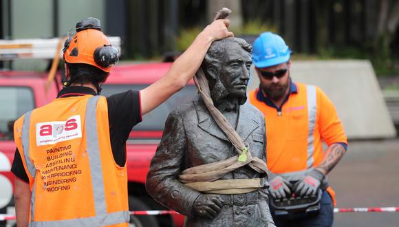 Los trabajadores retiran una controvertida estatua del Capitán John Fane Charles Hamilton, de Civic Square, en Hamilton, luego de una solicitud formal de la Iwi Waikato-Tainui (confederación tribal) y amenazas de que sería derribada durante una marcha de Black Lives Matter. (Michael Bradley / AFP)