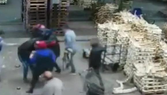 Un delincuente intentó robarle la cartera a una mujer en el Mercado Central y fue linchado por comerciantes en Argentina. (Captura de video).