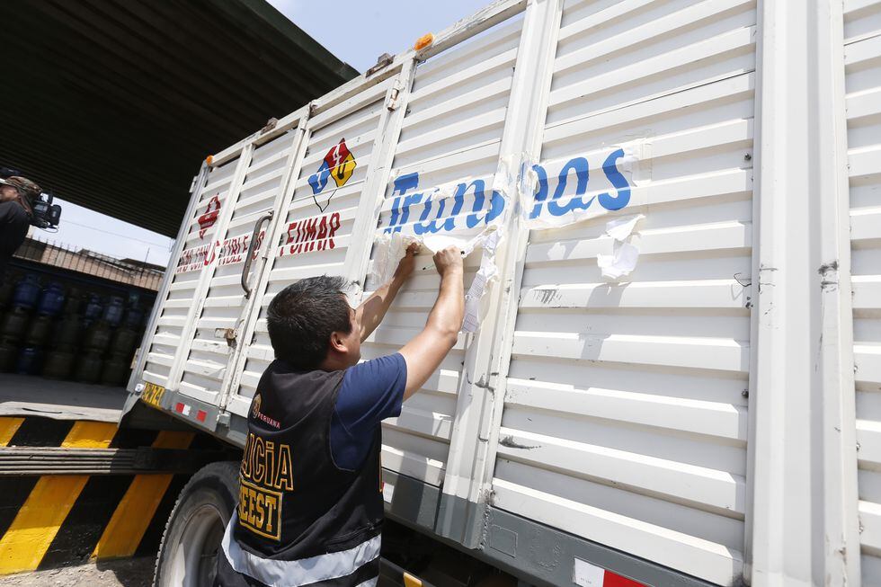 Uno de los vehículos cargados con balones de gas llevaba el nombre de la empresa Transgas, pero había sido ocultado con papel (Foto: El Comercio/Violeta Ayasta) 