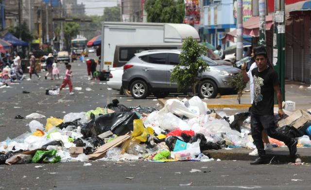 Varias calles del tradicional distrito limeño amanecieron el domingo repletas de basura tras las celebraciones por Navidad | Foto: Julio Reaño/@photo.gec