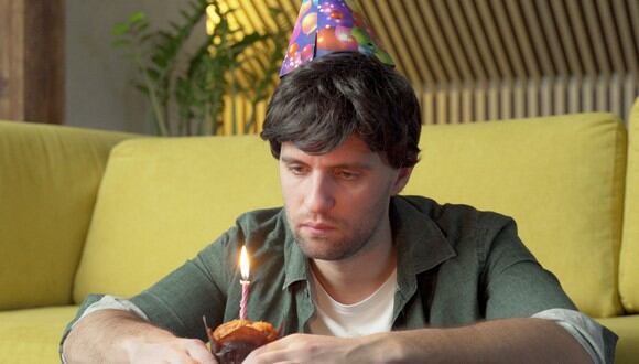 El hombre triste celebra su cumpleaños solo soplando las velas del pastel. (Imagen: Pixabay)