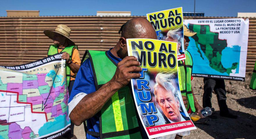 Los manifestantes intentaron colocar unos letreros de lona con el mensaje "Trump no pagaremos tu muro", pero los policías federales lo impidieron argumentando que no tenían permisos. (Foto: AFP)