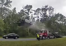 Un auto voló por el aire tras subir la rampa de auxilio de un camión a toda velocidad en plena ruta | VIDEO