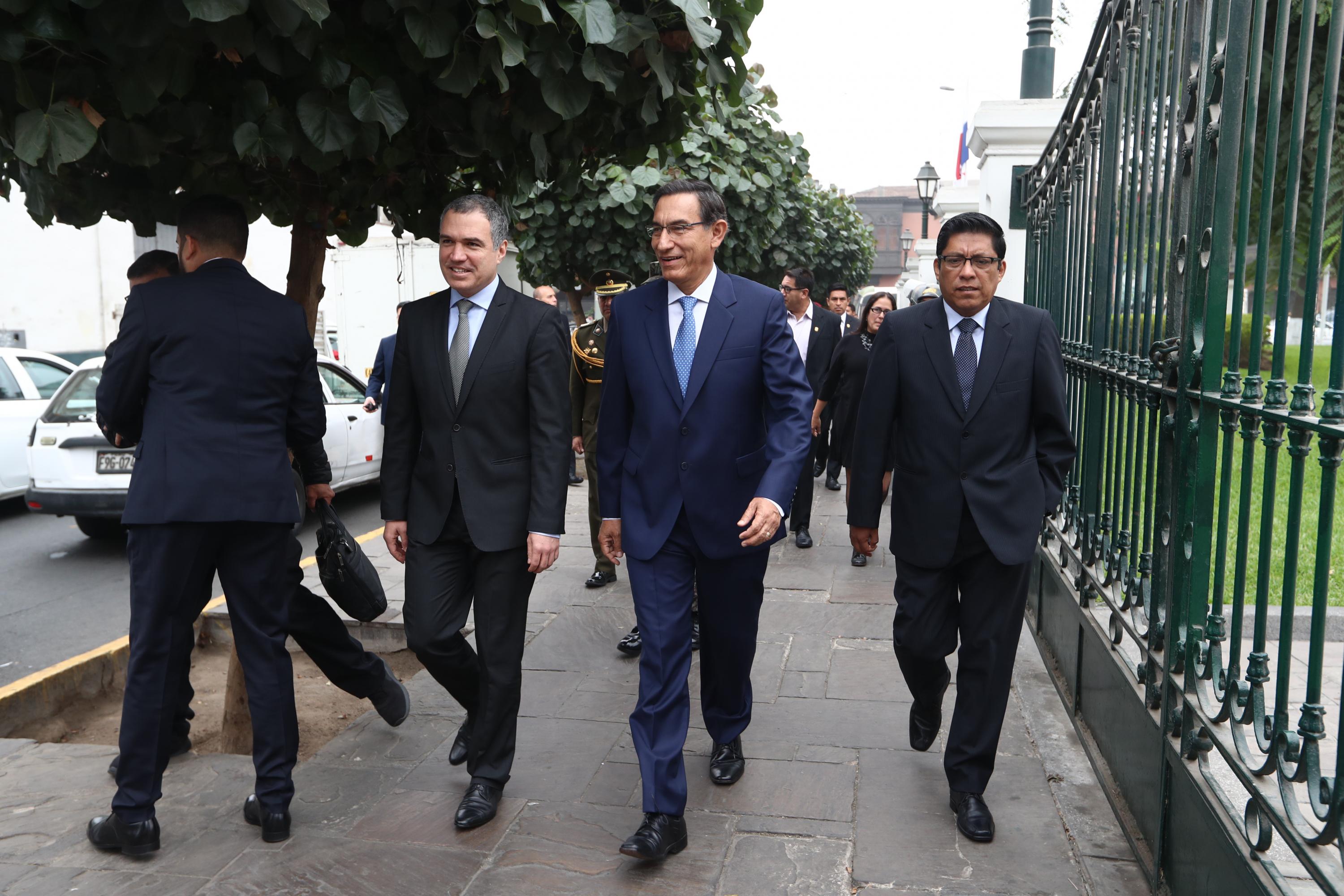 El presidente Martín Vizcarra ha dicho que el ministro de Justicia, Vicente Zeballos, representa la opinión del Gobierno en el tema legal y política de las reformas. "Pero en el tema económico nosotros no hemos tomado ninguna decisión", aclaró. (Foto: El Comercio)