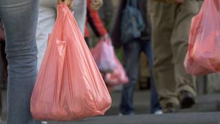Tiendas cobrarían por bolsas: ¿Qué opina el gremio de plásticos?