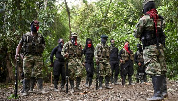 Integrantes del frente Ernesto Che Guevara, perteneciente a la guerrilla del Ejército de Liberación Nacional (ELN), hacen fila en la selva del Chocó, Colombia, el 23 de mayo de 2019. (Foto referencial de Raúl ARBOLEDA / AFP)