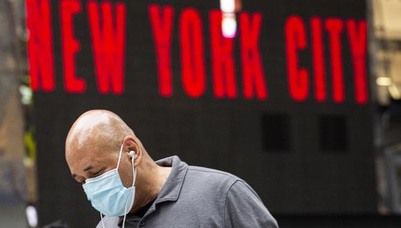 (FILES) In this file photo a man wears a face mask in Midtown Manhattan in New York on July 29 2021. - New York City will require proof of vaccination for people attending indoor activities such as restaurants, gyms and shows, Mayor Bill de Blasio announced on August 3, 2021, making it the first major US city to introduce a vaccine pass. "If you're vaccinated (...) you have the key, you can open the door. But if you're unvaccinated, unfortunately, you will not be able to participate many things," de Blasio told a press conference. (Photo by Kena Betancur / AFP)