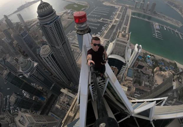 Remi Lucidi en uno de los edificios más altos del mundo (Foto: Remi Enigma/Instagram)