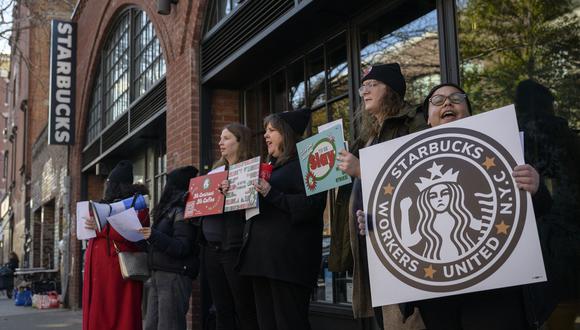 Los trabajadores de Starbucks hacen huelga frente a una cafetería Starbucks en el distrito de Brooklyn de la ciudad de Nueva York.