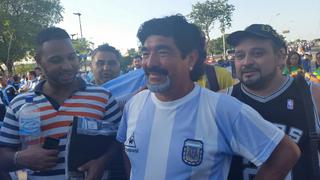 'Maradona', el 'Papa Francisco' y miles alientan a Argentina