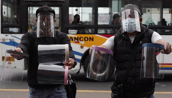 Los protectores faciales son de uso obligatorio para los viajes en transporte urbano, interprovincial y aéreo. (Foto: El Comercio)