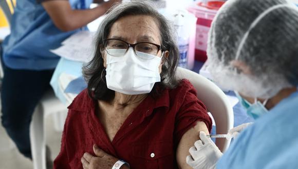 Los adultos mayores y mayores de 18 años con comorbilidades ya pueden recibir la cuarta dosis de la vacuna contra el COVID-19. (Foto: GEC)