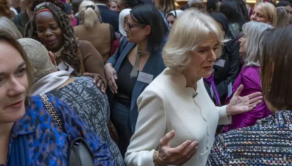 Al centro a la izquierda, Ngozi Fulani, directora de la organización benéfica británica Sistah Space, asiste a una recepción ofrecida por Camila, la reina consorte de Gran Bretaña, en el Palacio de Buckingham, en Londres.