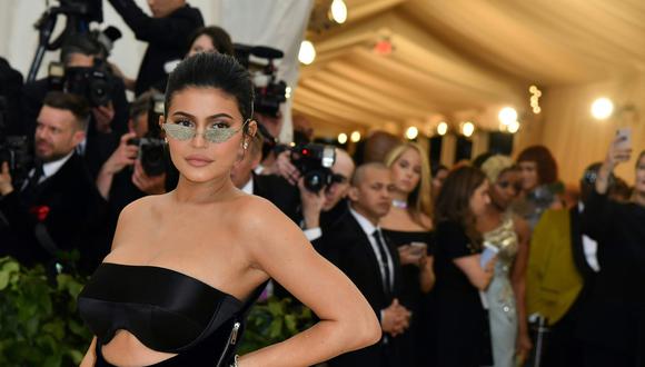 Kylie Jenner empezó a compartir fotos de su hija Stormi desde que nació, pero ahora prefiere ocultarla. (Foto: AFP)