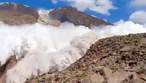 Un glaciar se desprendió en Kirguistán y fue grabado en video.