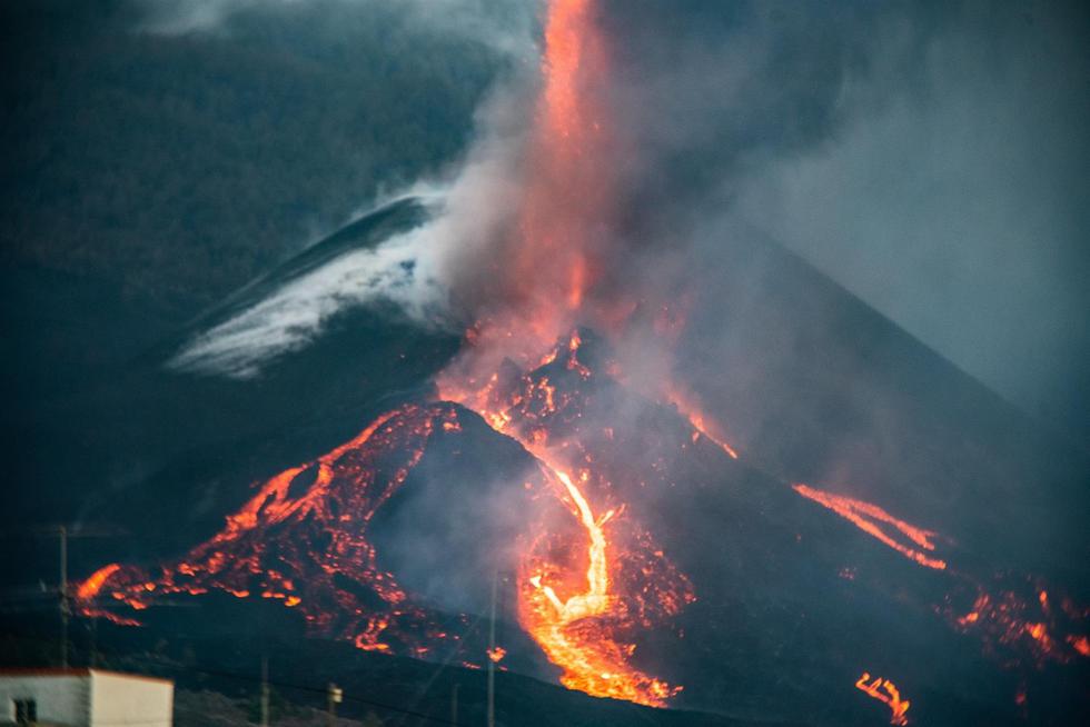 Colada de lava por el cono secundario del volcán de Cumbre Vieja en La Palma, España. (EFE/ Miguel Calero).