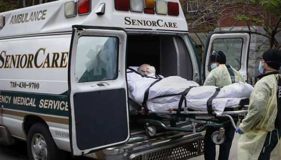 Un paciente es subido a una ambulancia por trabajadores médicos de emergencia afuera del Cobble Hill Health Center en el distrito de Brooklyn de Nueva York. (Foto: AP / John Minchillo, Archivo)