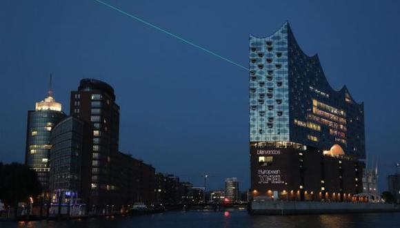 Fotografía de la luz generada por un rayo láser en el edificio Elbphilharmonie de Hamburgo (Alemania). (Foto: EFE)