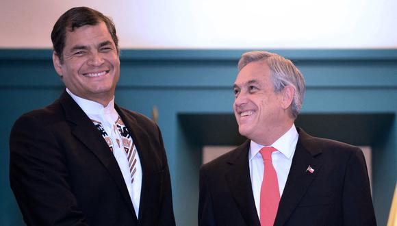 El expresidente chileno, Sebastián Piñera (R), le da la mano al expresidente ecuatoriano, Rafael Correa (L), en el palacio presidencial de La Moneda en Santiago, el 25 de octubre de 2012. (Foto de MARTIN BERNETTI / AFP)
