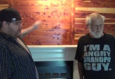 ‘Abuelo gruñón’ de YouTube rompe en llanto con el regalo de su hijo | VIDEO