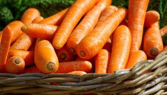 Elige zanahorias firmes con un color naranja uniforme y nunca aquellas que estén blandas o maltratadas. (Foto: jacqueline macou / Pixabay)