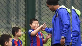 Ronaldinho cautivó a niños en China y así lo saludaron (VIDEO)