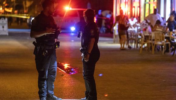 Agentes de policía registran el área donde estallaron disparos a lo largo de un paseo marítimo en Hollywood, Florida, EE. UU., 29 de mayo de 2023. (Foto de EFE/EPA/CRISTOBAL HERRERA-ULASHKEVICH(
