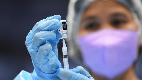 Una enfermera prepara una dosis de la vacuna Pfizer en Manila, el 29 de noviembre de 2021. (Ted ALJIBE / AFP)