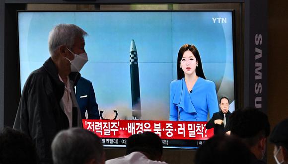 Un hombre pasa frente a una pantalla que muestra una transmisión de noticias con imágenes de archivo de una prueba de misiles de Corea del Norte, en una estación de tren en Seúl el 5 de junio de 2022. (Foto referencial).