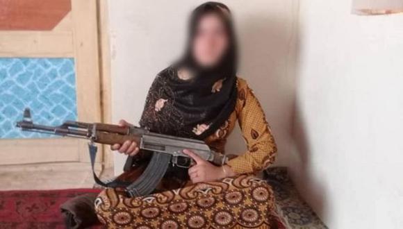 Una foto de la joven con el AK-47 fue ampliamente compartida.