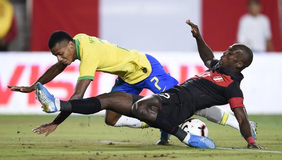 Perú vs. Brasil: Advíncula y la notable intervención ante Neres para evitar el 1-0 en Los Ángeles | VIDEO. (Foto: AFP)