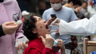 Una cepa más contagiosa podría estar detrás del repunte “extremadamente grave” de coronavirus en China 
