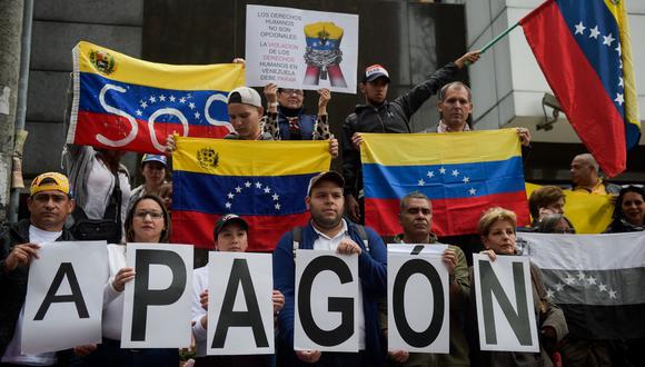 En toda Venezuela -y en el exterior, como en la foto tomada en Bogotá- miles de personas se han manifestado por el apagón más duradero en la historia del país. (AFP)