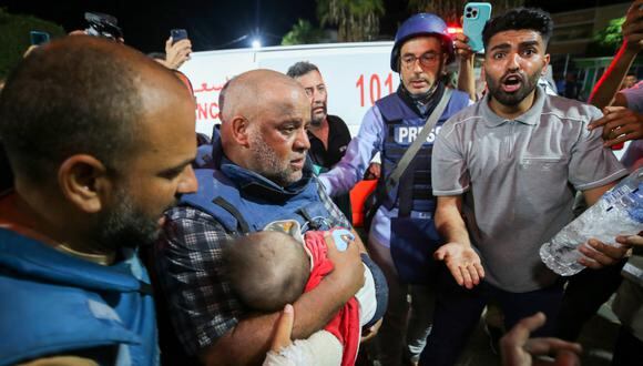 El corresponsal de Al-Jazeera, Wael Al-Dahdouh, llora ante el cuerpo de uno de sus dos hijos que murieron junto con su esposa y su nieto en un ataque israelí en el campamento de Nuseirat. (Foto de Majdi FATHI / AFP).
