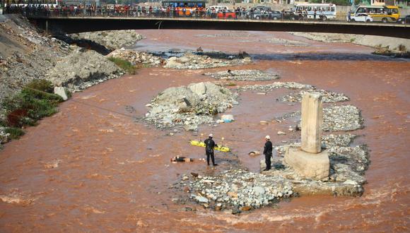 Cuerpo fue encontrado a la mitad del río Rímac. (Foto: Hugo Pérez / El Comercio)