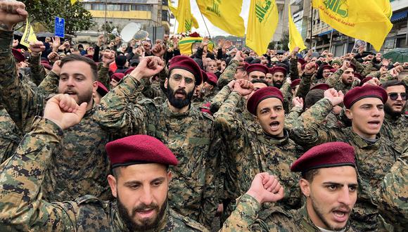 Militantes y partidarios de Hezbolá asisten a un funeral, en la ciudad de Nabatieyh, en el sur del Líbano, el 16 de febrero de 2024. (Foto de MAHMOUD ZAYYAT / AFP)