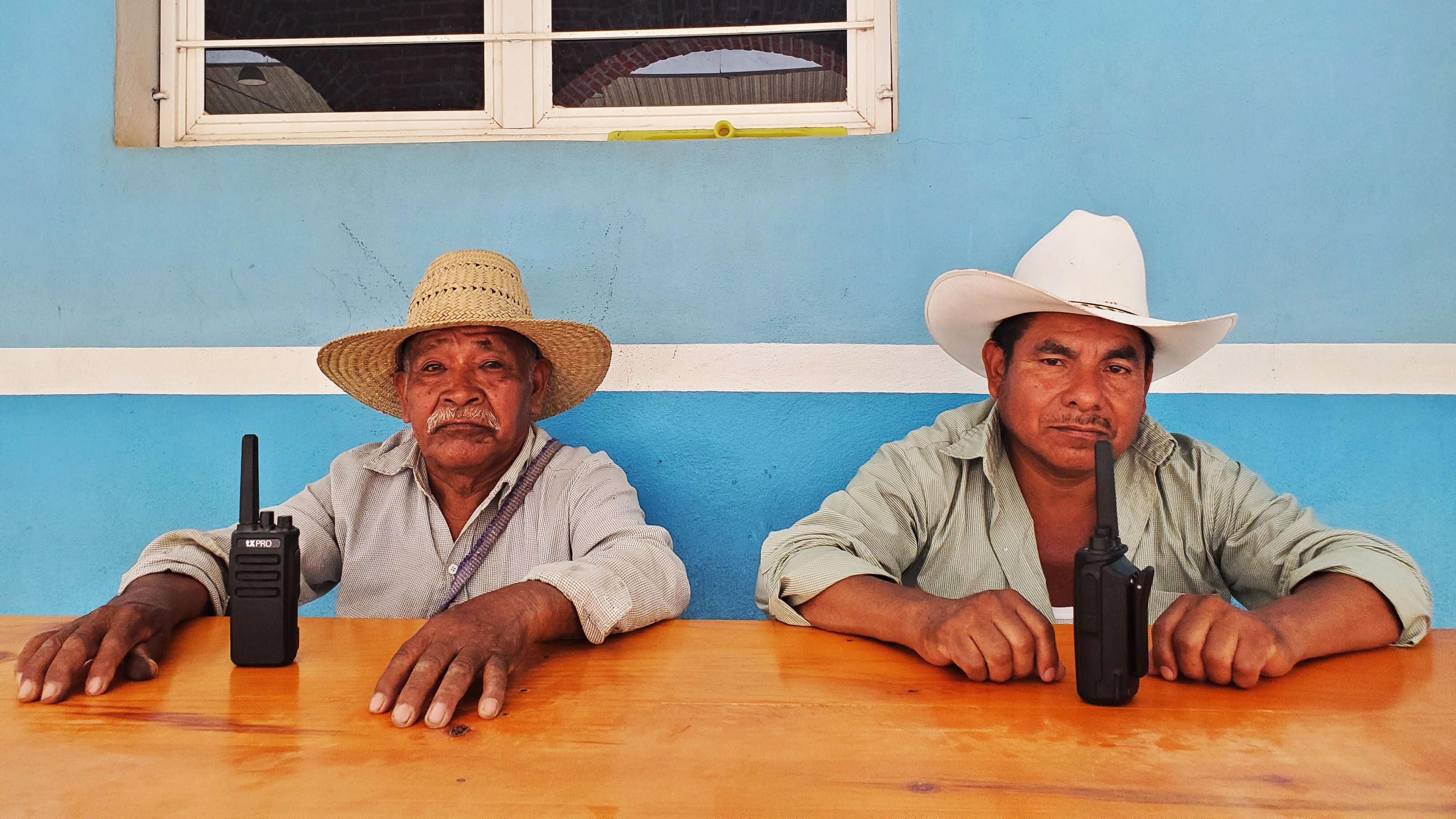 Félix Hernández, a la izquierda, es comisario de Itia Zuti. A su lado, el segundo comisario de la comunidad, Natalio Ortiz. (MARCOS GONZÁLEZ / BBC).
