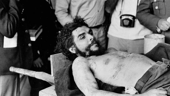 Una foto del 10 de octubre de 1967 que muestra el cadáver de Ernesto Che Guevara, rodeada de oficiales y periodistas bolivianos en Vallegrande, Bolivia. (AP).