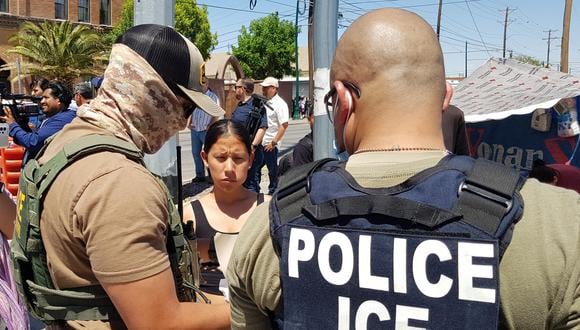 Agentes de la Patrulla Fronteriza y del del Servicio de Control de Inmigración y Aduanas (ICE) revisan los papeles de una inmigrante indocumentada en El Paso, Texas. (EFE/Jorge Fuentelsaz).