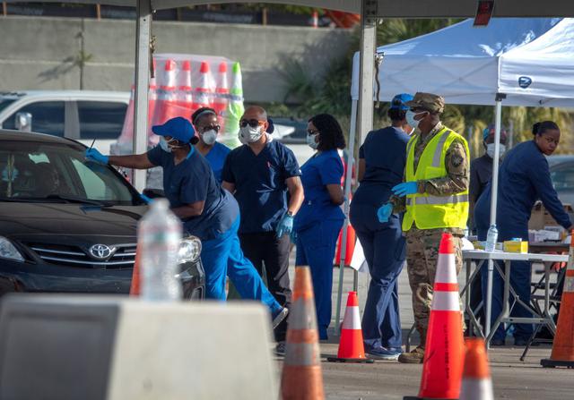 Enfermeras realizan pruebas de coronavirus en el estacionamiento del estadio Super Bowl de Hard Rock Cafe en Miami, Florida. (Foto: EFE)